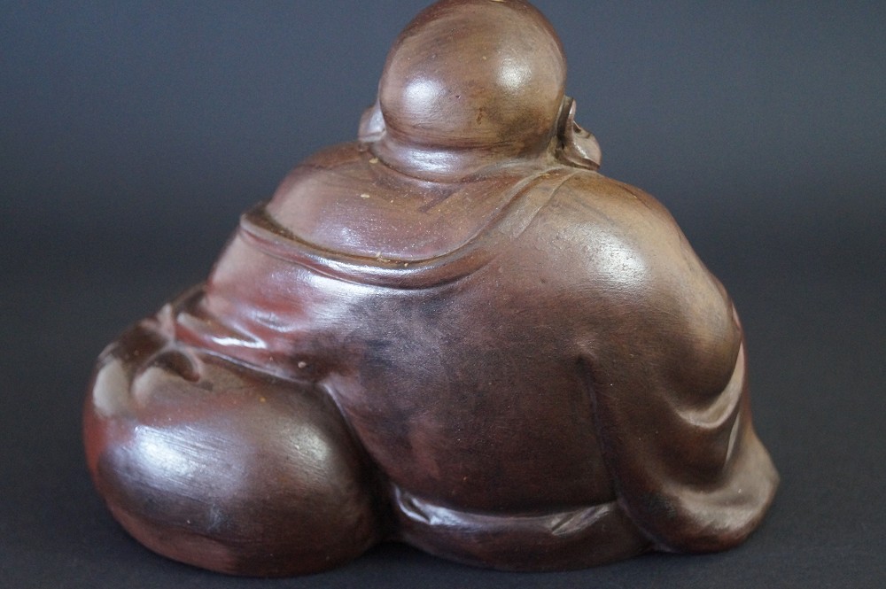 Hotei Figur aus Bizen Keramik Rueckansicht