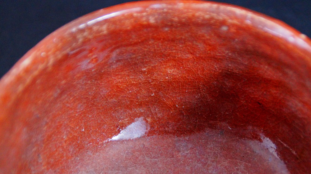 Vista interior del chawan de cerámica Raku de Sairi Hotoku con esmalte rojo craquelado