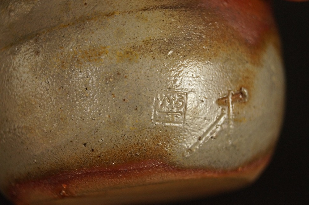 Bizen Tokkuri-Set mit Guinomi Tokkuri Toepfermarke Nahaufnahme