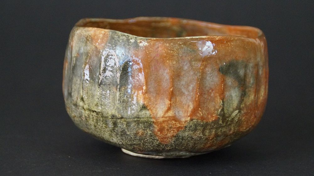 Weitere Ansicht der Chawan Teeschale aus Raku-Keramik von der Seite