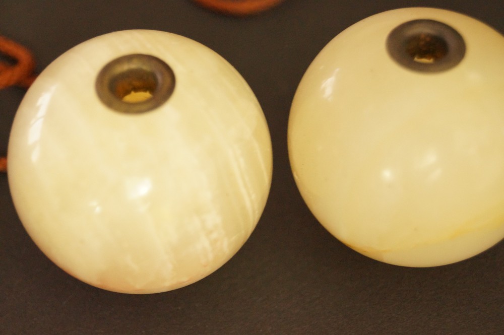 Zwei durchbohrte Natursteinkugeln mit Messingoesen Stein-Nahaufnahme 1