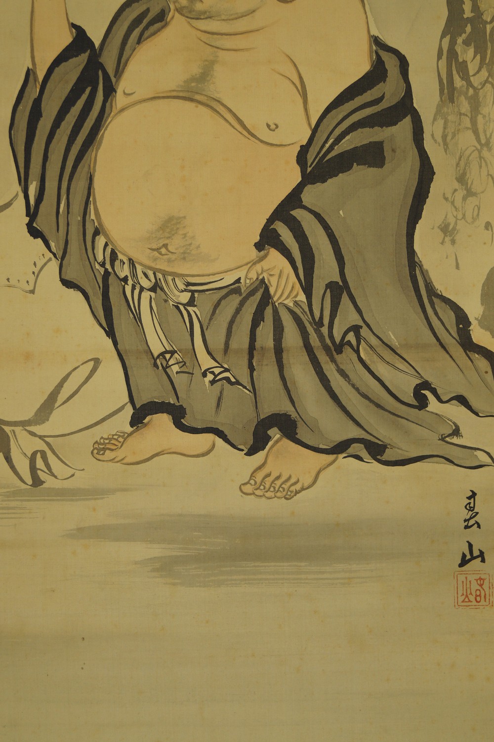 Hotei unter der Kiefer Kakemono Gewand und Fuesse Motiv Nahaufnahme