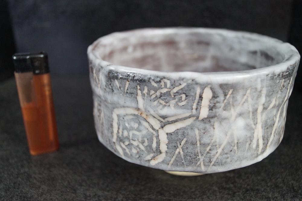 Czarka do herbaty chawan, autor Sakuma Yoshioka, porównanie wielkości