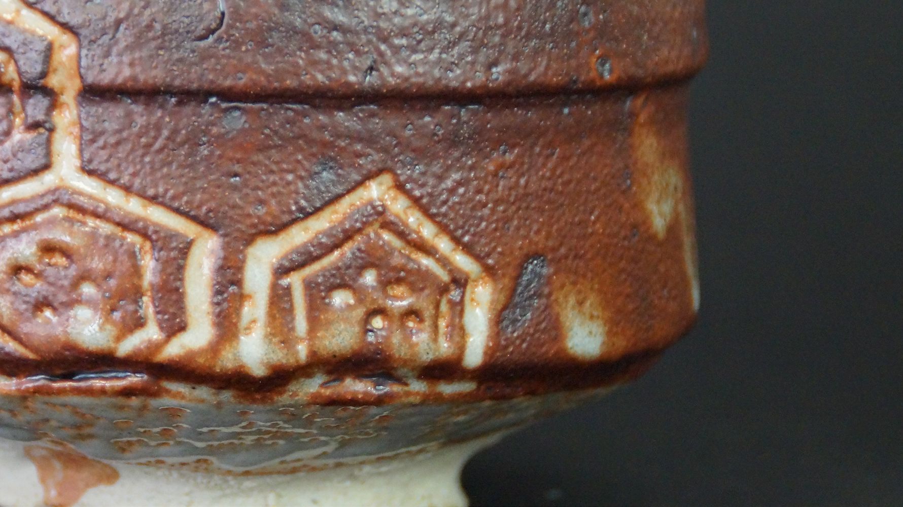 Nahaufnahme des Randes mit eingeritztem Sechseckmuster der Chawan Teeschale aus Shino-Keramik