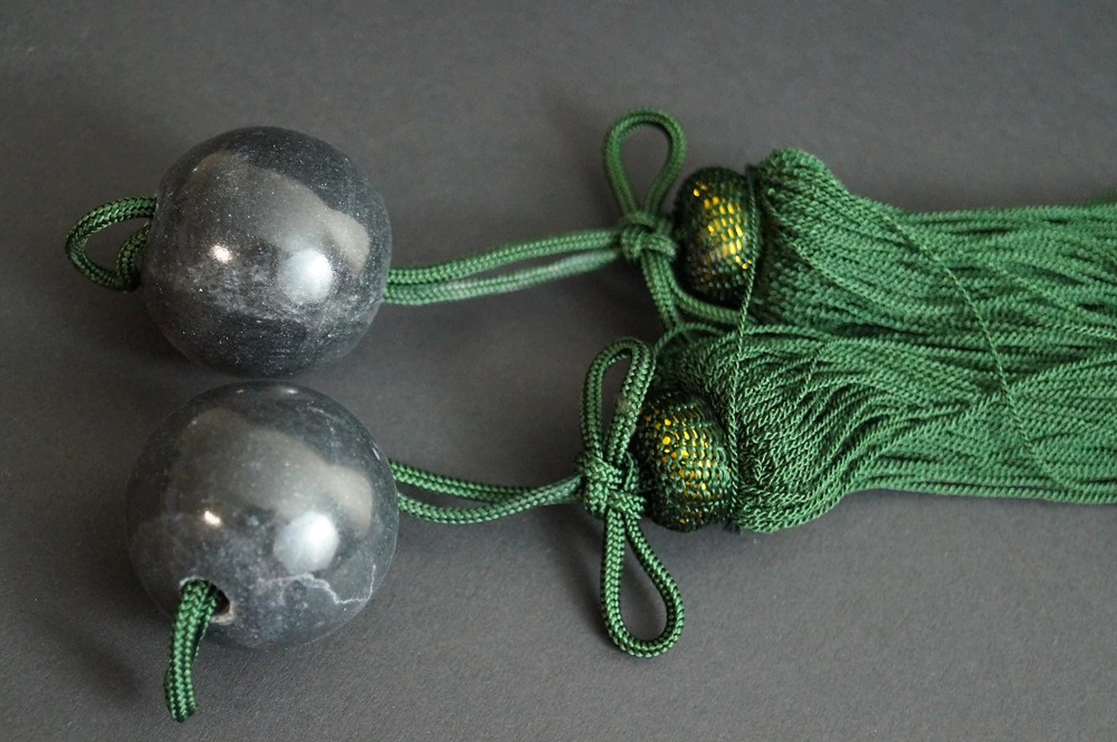 Fuchin Dairiseki Marble Gray Tassel Green Full View