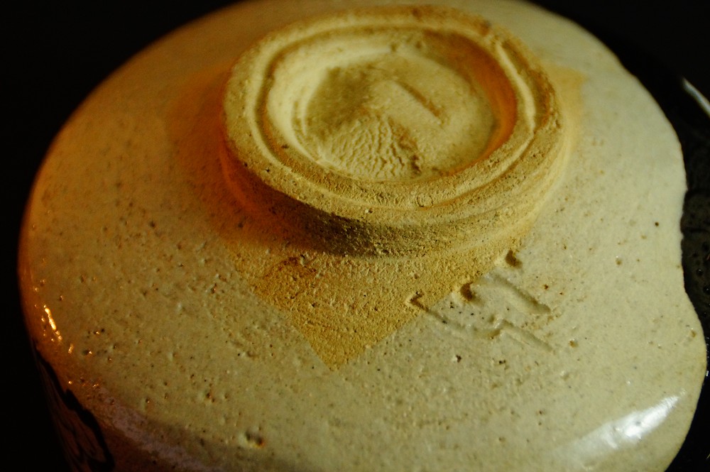 Chawan Teeschale mit Blumenmotiv aus Oribe-Keramik Boden Nahaufnahme