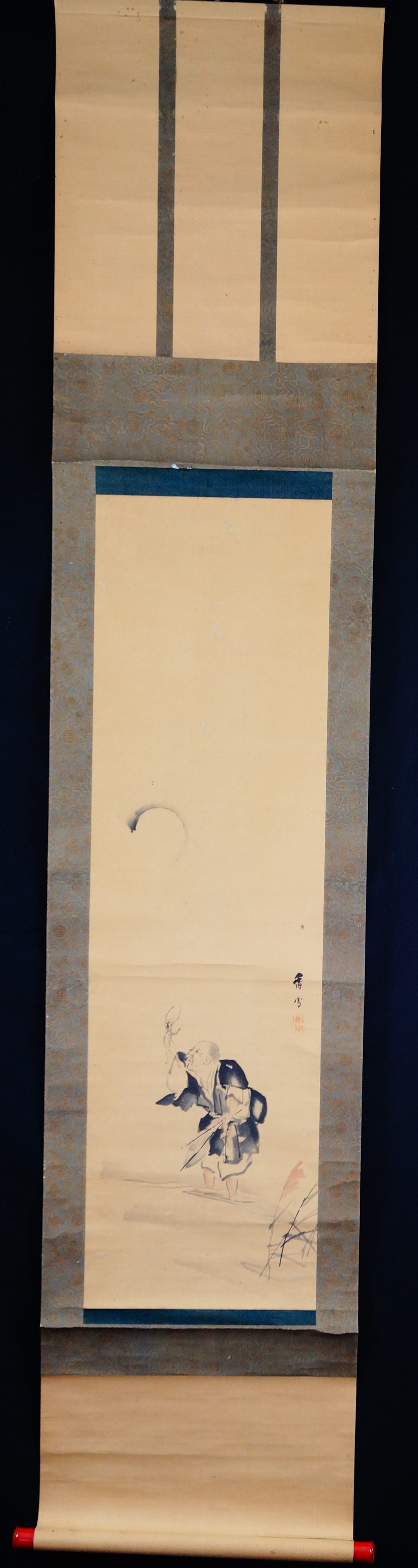Gesamtansicht des Kakemono mit einem Moench beim Garnelenfang von Yamauchi Kosetsu, aufgehaengt mit Aufhaengeschnur