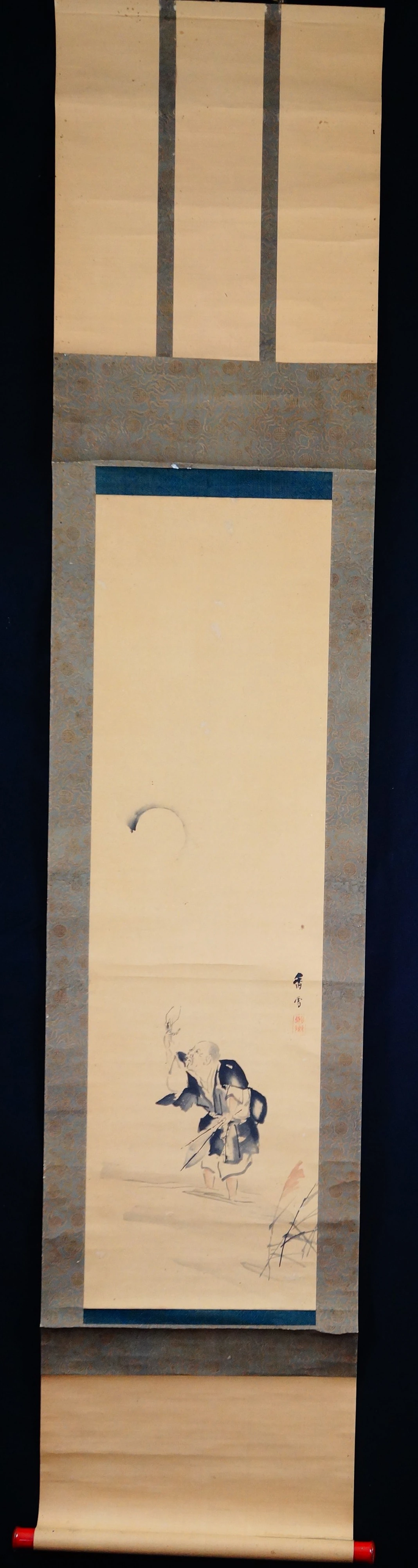 Gesamtansicht des Kakemono mit einem Moench beim Garnelenfang von Yamauchi Kosetsu, aufgehaengt mit Aufhaengeschnur