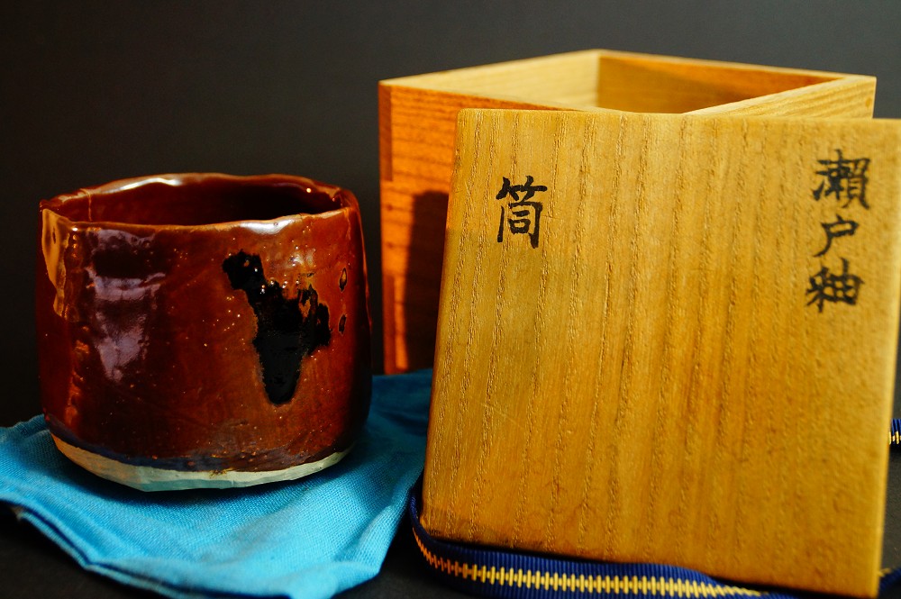 Cuenco de té chawan de cerámica de Seto por Cho Sojo, vista frontal con caja de conservación
