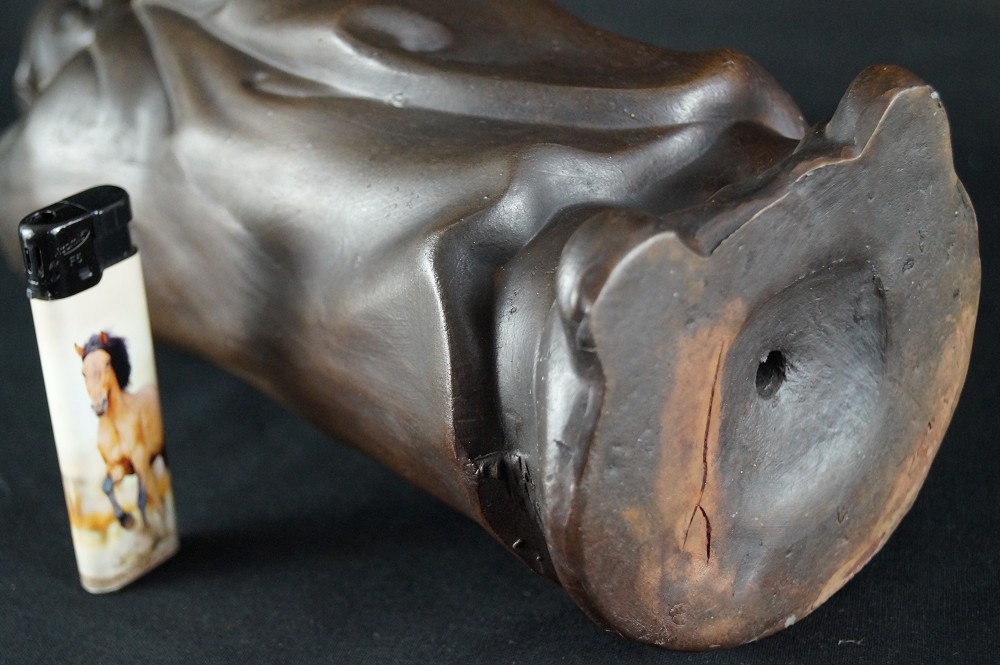 Bodhidharma Daruma nachdenklicher Blick Bizen Keramik Boden Nahaufnahme