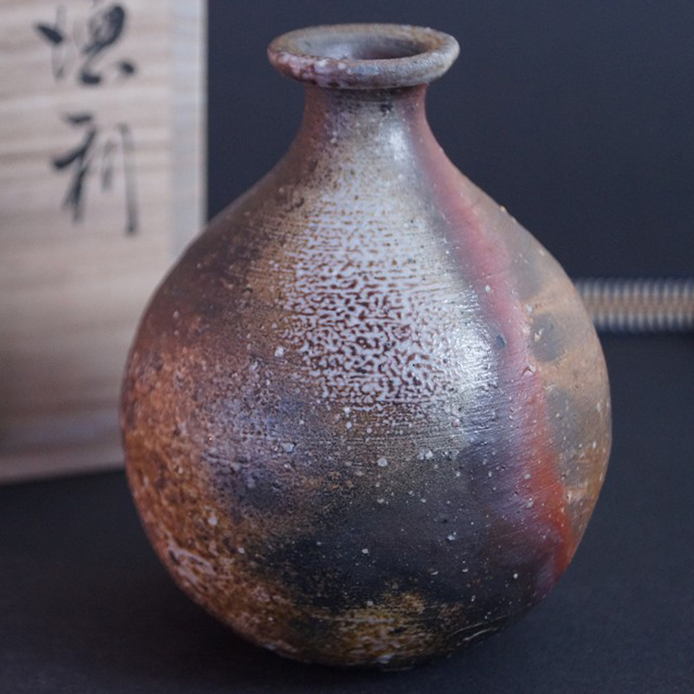 Tokkuri in ceramica di Bizen dettaglio ravvicinato anteprima