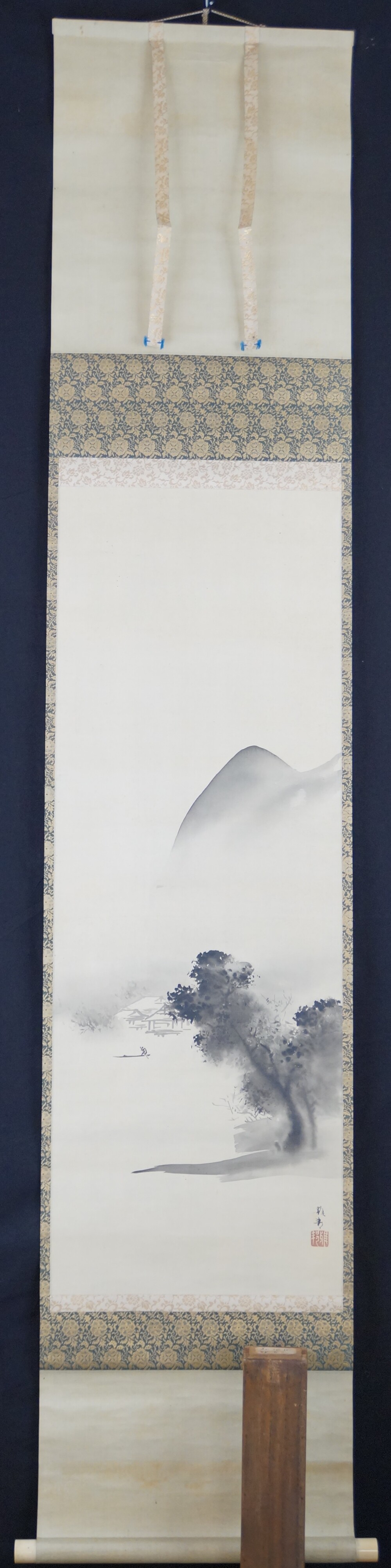 Haus im Nebel am Berghang als Kakemono von Hashimoto Gaho in der Gesamtansicht mit goldblauer Brokatmontierung