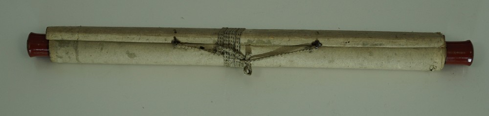Hina Puppen mit Pflaumenblueten und Vase Kakemono zusammengerollt