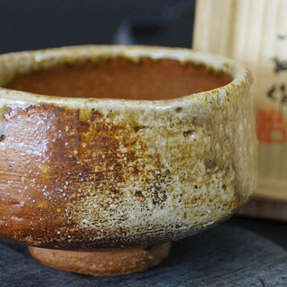 Chawan Teeschale aus Shigaraki-Keramik von Kazuki Omi in der Gesamtansicht mit natuerlicher Aschenglasur
