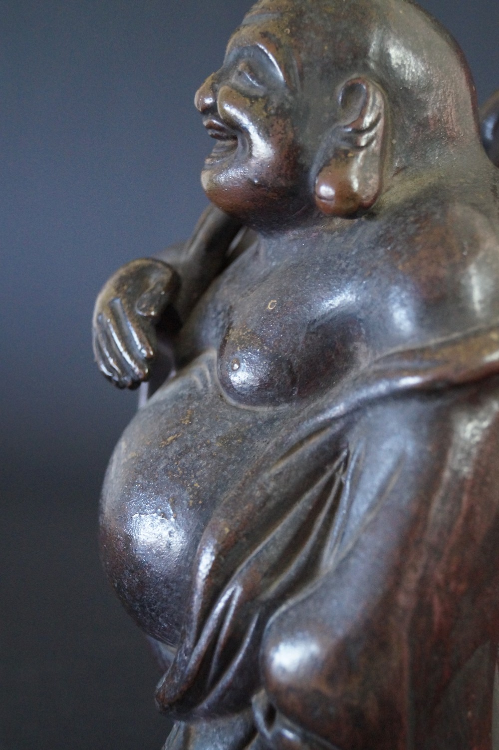 Hotei Figur aus Bizen Keramik Gesicht Nahaufnahme 2
