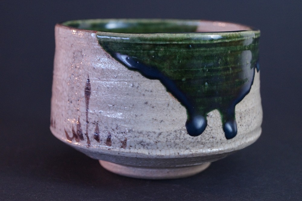 Bol à thé Oribe Chawan par Tetsuzan Matsumoto Vue de côté 2