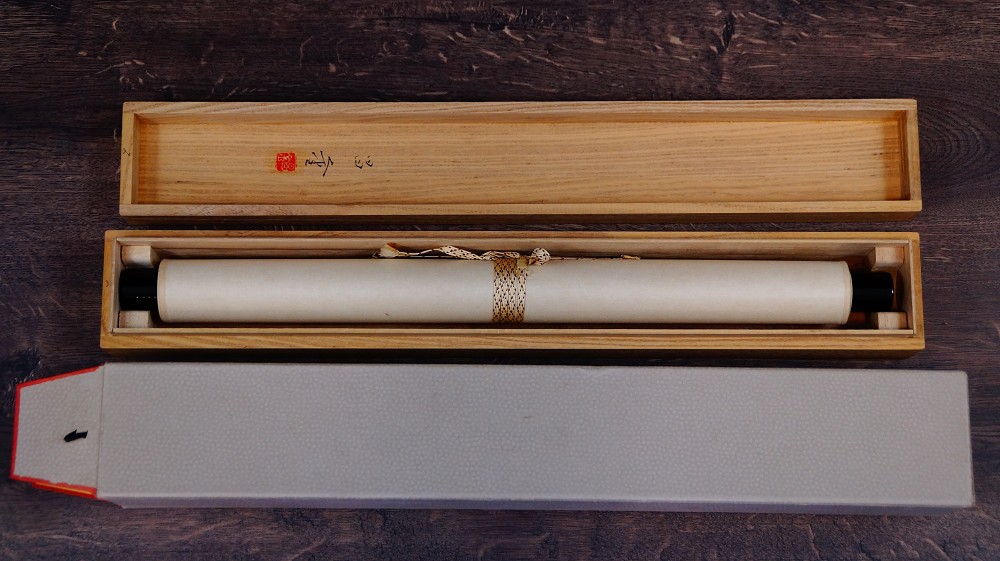 Zusammengerolltes Kakemono von Satomi Shokin in der geoeffneten Aufbewahrungsbox aus Kiri-Holz
