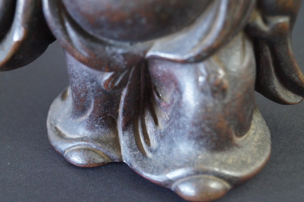 Hotei Figur aus Bizen Keramik Fuss Nahaufnahme
