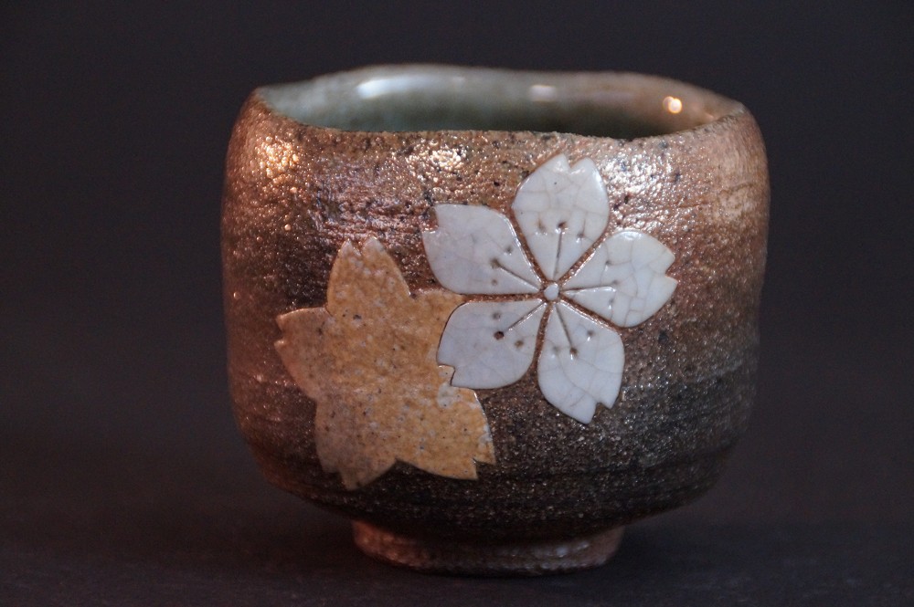 Seitenansicht der Karatsu Sake Schale mit Kirschbluetenmotiv am Rand