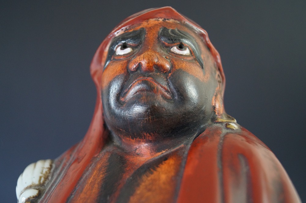 Daruma Figur aus Kutani Porzellan Gesichtsausdruck Nahaufnahme