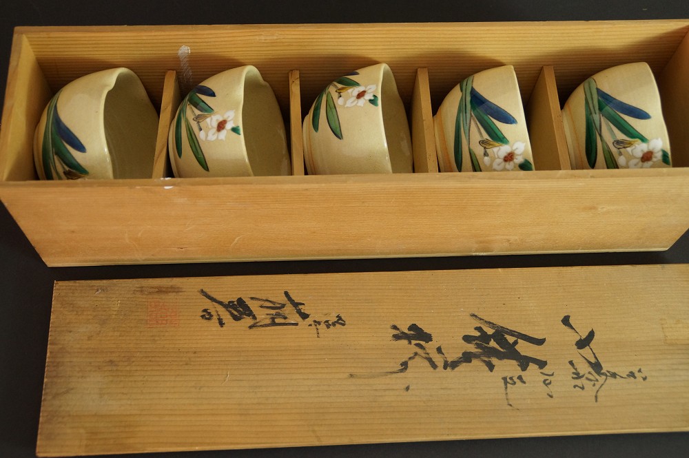Set aus fuenf Teeschalen aus Kutani-Porzellan Schalen in Aufbewahrungsbox