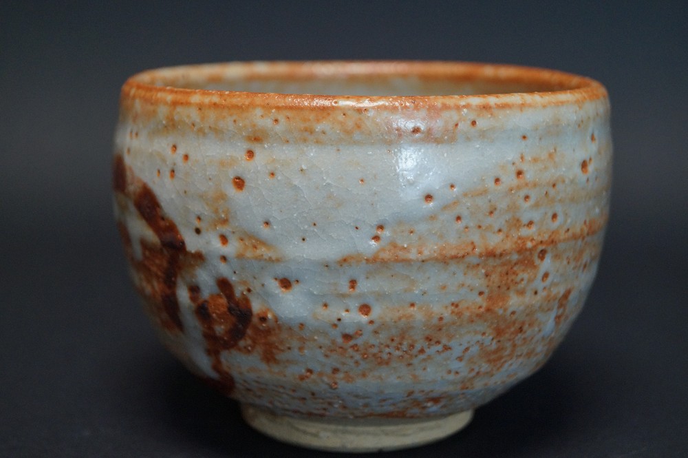 Czarka do herbaty chawan z ceramiki Shino widok z boku