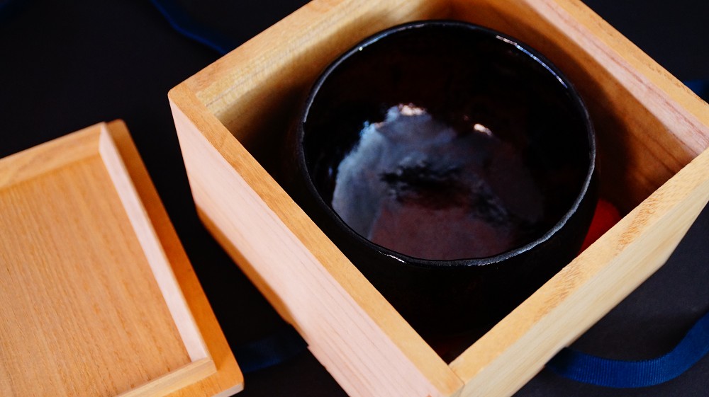 Chawan aus Kuro Raku Keramik in Aufbewahrungsbox