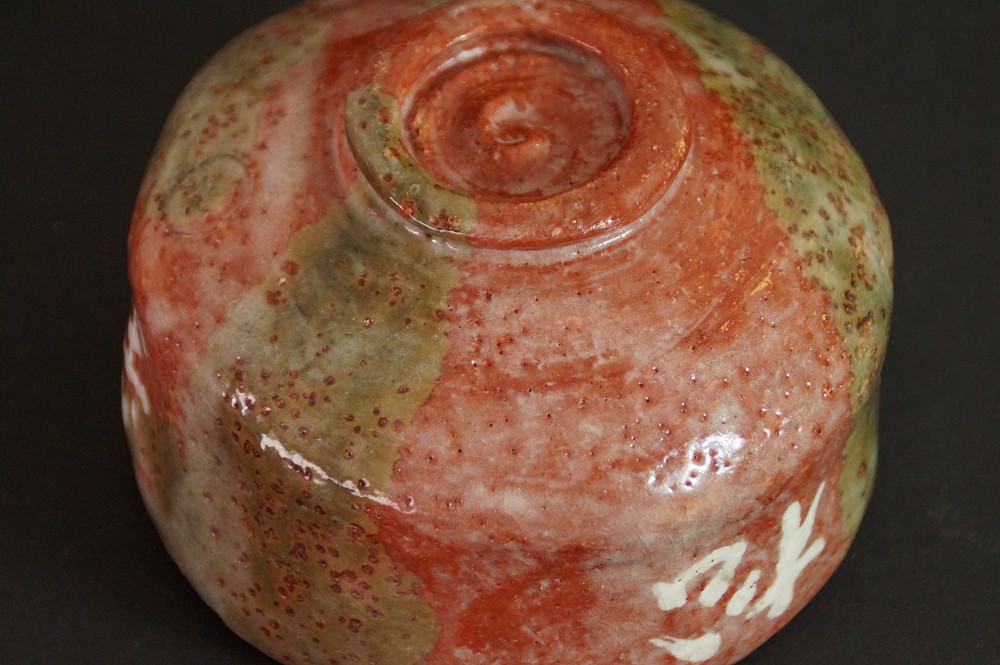 Close-up of the base with spiral throwing marks and additional character