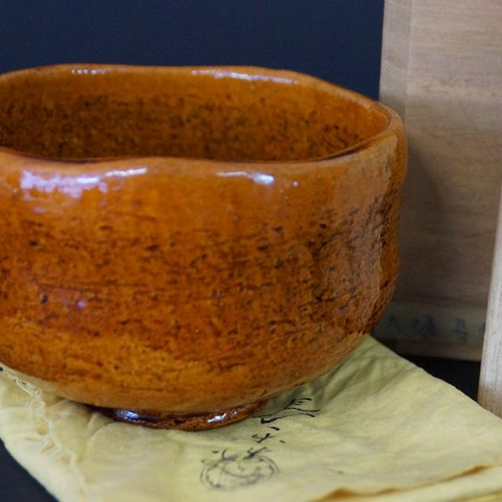 Chawan Teeschale aus Ohi-Keramik von Choraku Ohi in der Gesamtansicht mit glaenzender orangefarbener Glasur