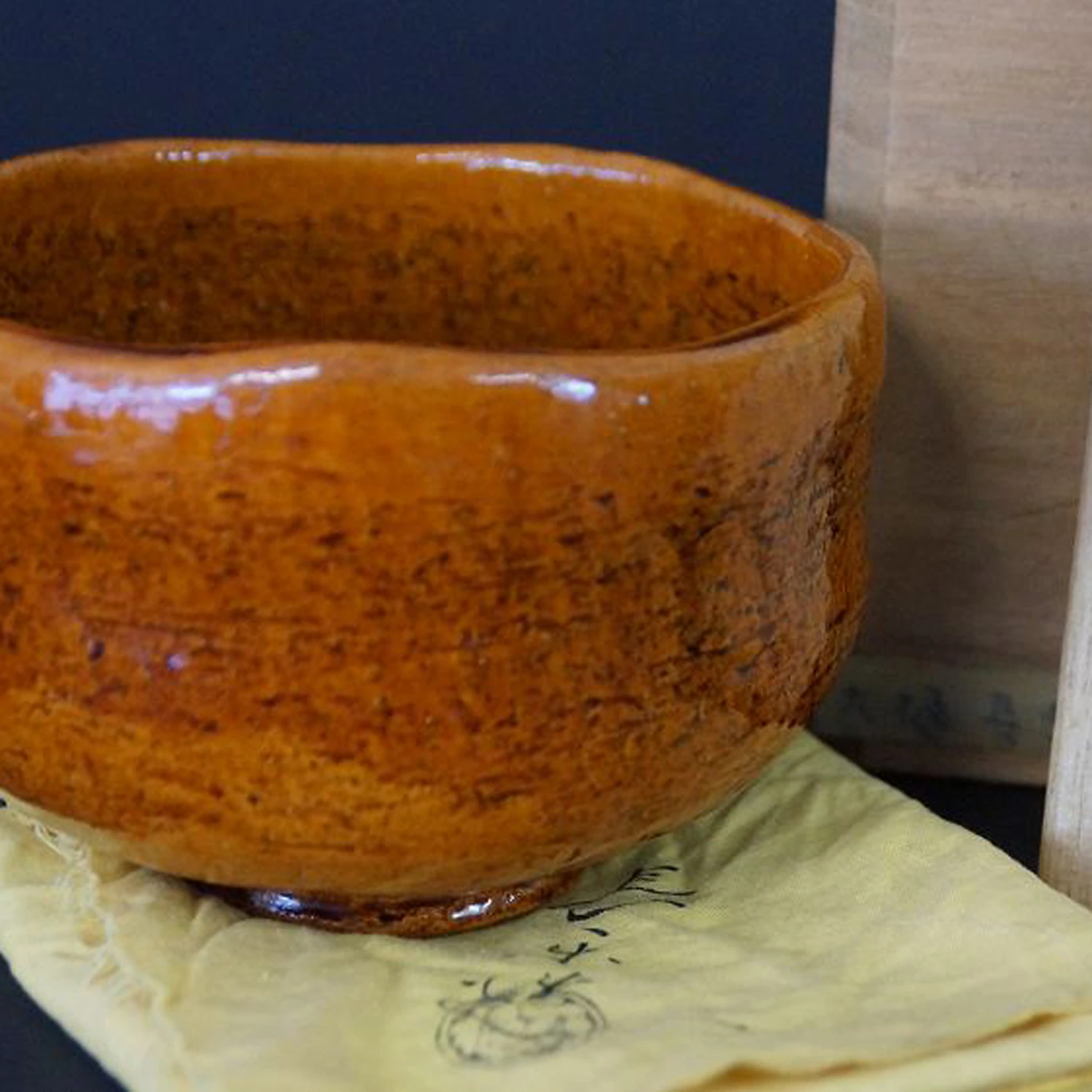 Cuenco de te chawan de cerámica de Ohi por Choraku Ohi en vista completa con brillante esmalte anaranjado