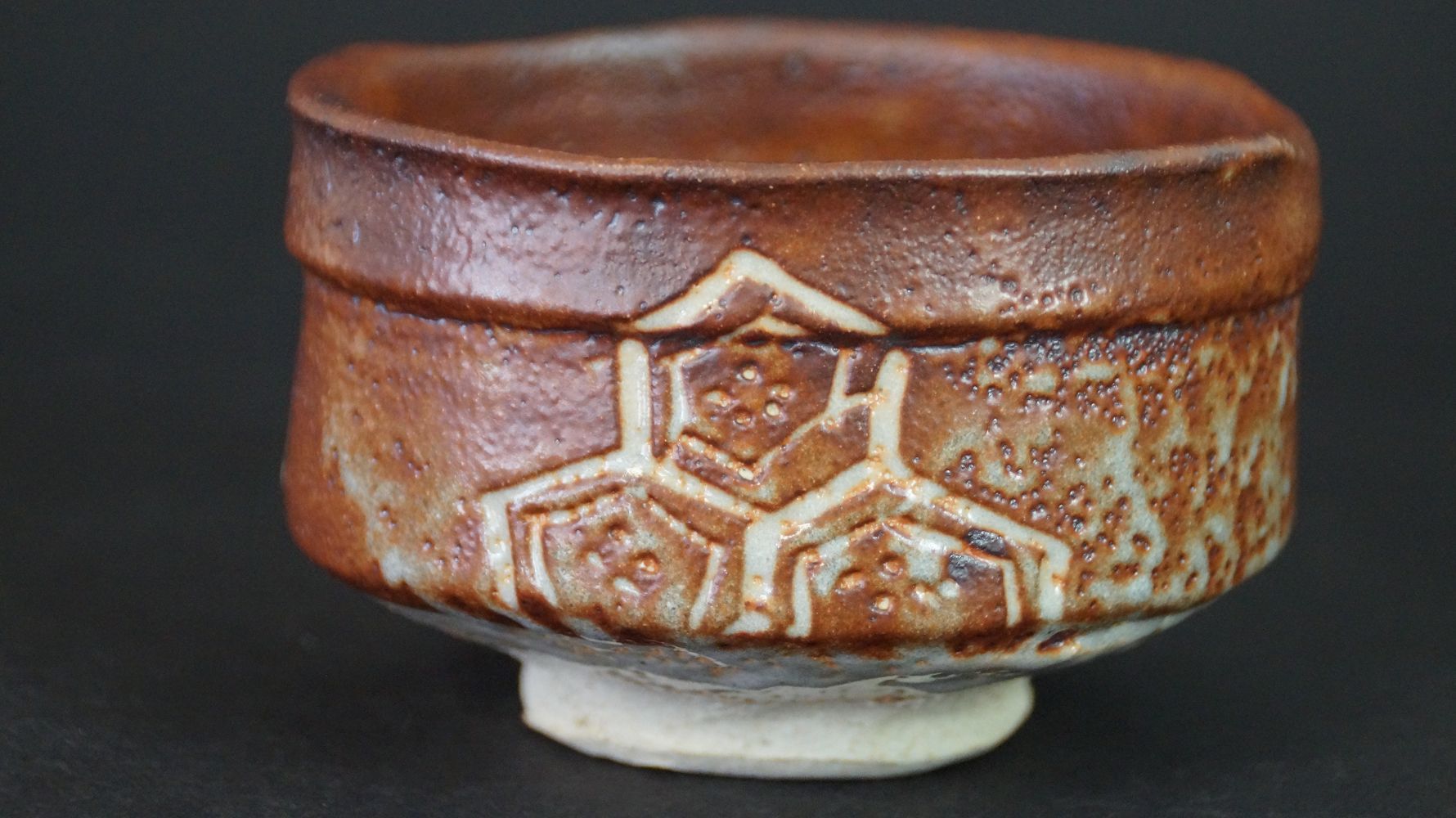 Weitere Ansicht der Chawan Teeschale aus Shino-Keramik mit vollstaendigem Sechseckmuster