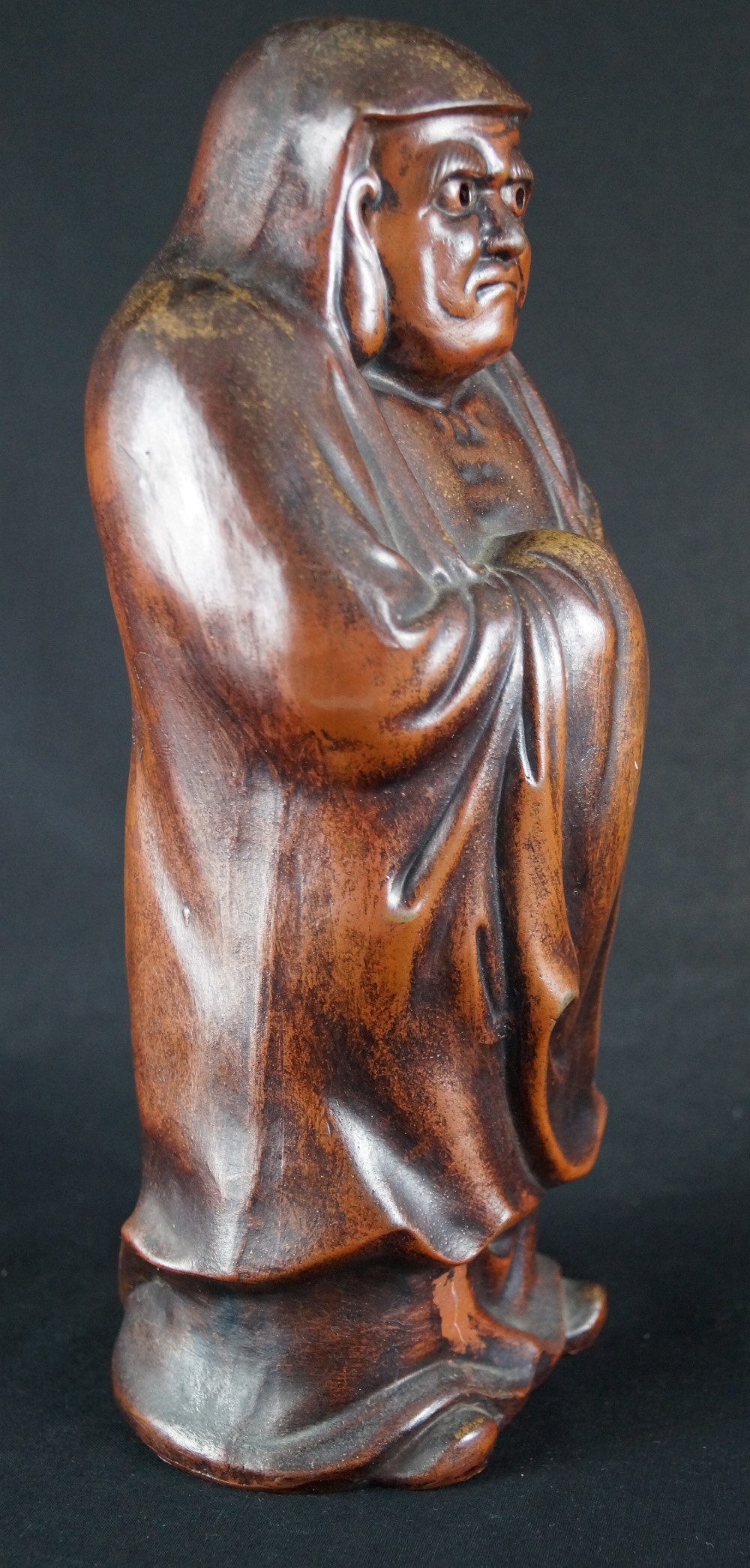 Bodhidharma Daruma weit geoeffnete Augen Bizen Keramik Seitenansicht 2