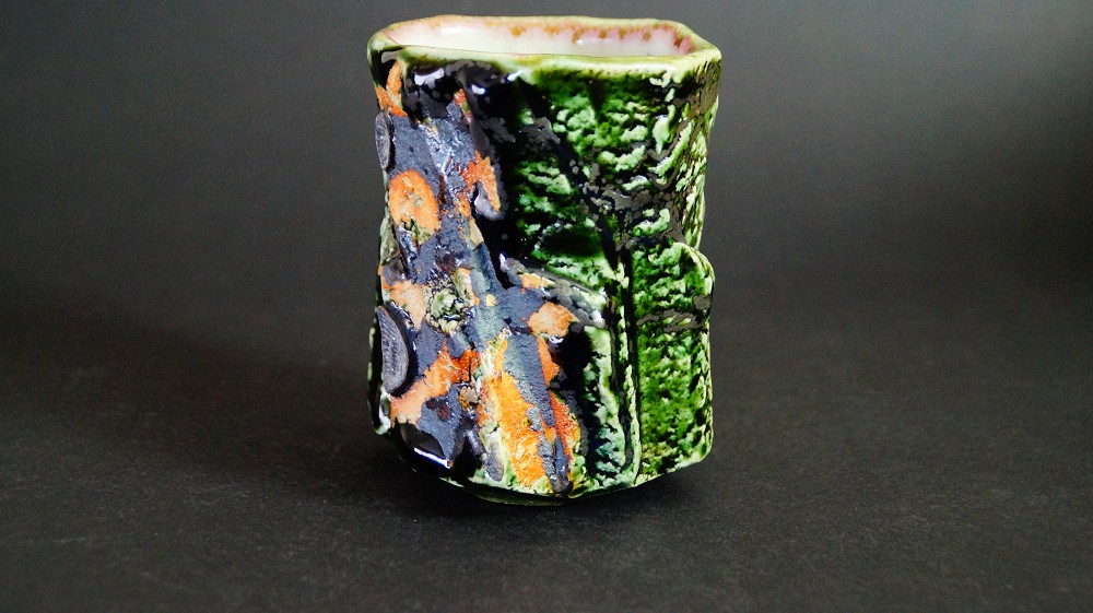 Yunomi Teeschale aus Oribe-Keramik von Kawachi Hidetoshi Seitenansicht 1