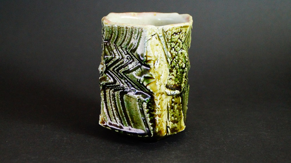 Yunomi Teeschale aus Oribe-Keramik von Kawachi Hidetoshi Frontalansicht