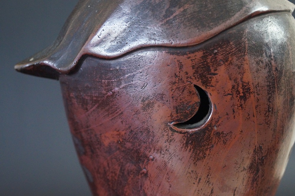 Bodhidharma Daruma Figur aus Bizen Keramik Luftloch Nahaufnahme