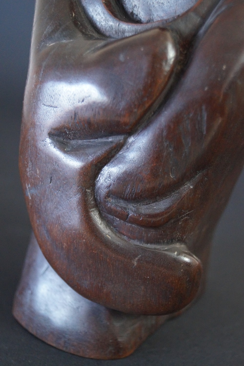 Figure de Bodhidharma Daruma en bois dur gros plan de la main