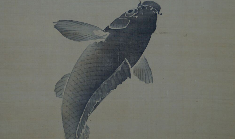 Kakemono von Ganryō: ein Koi in Aufwärtsbewegung, in Tusche auf Seide gemalt.
