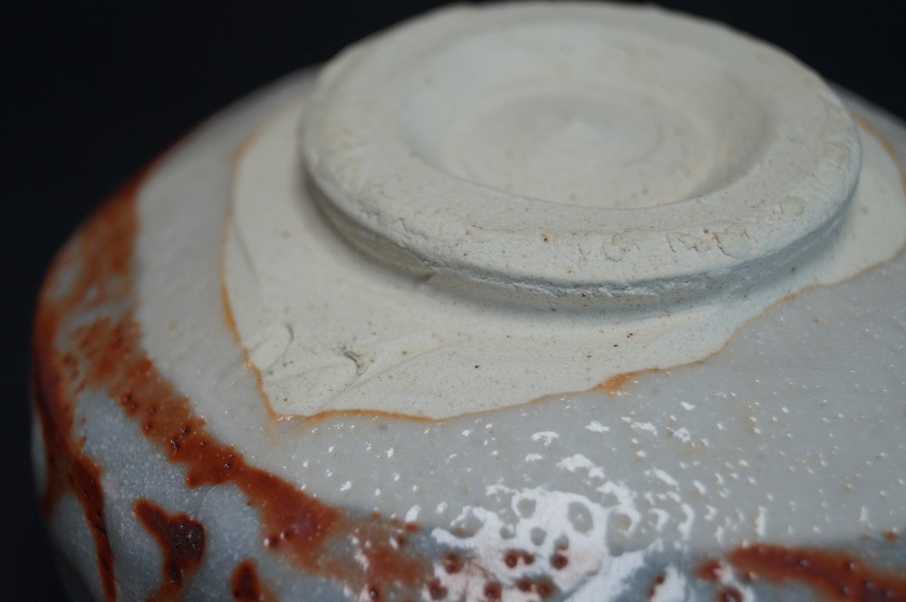 Chawan ceramica Shino Kizan Mizuno fondo primo piano