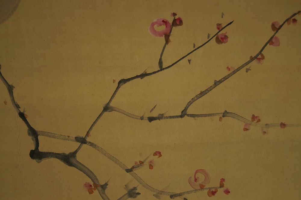 Rouleau suspendu japonais Oiseau sur prunier en fleurs Gros plan du motif de fleurs de prunier 2