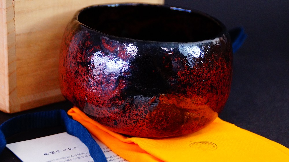 Chawan aus Kuro Raku Keramik von Shoraku Sasaki Frontalansicht mit Aufbewahrungsbox