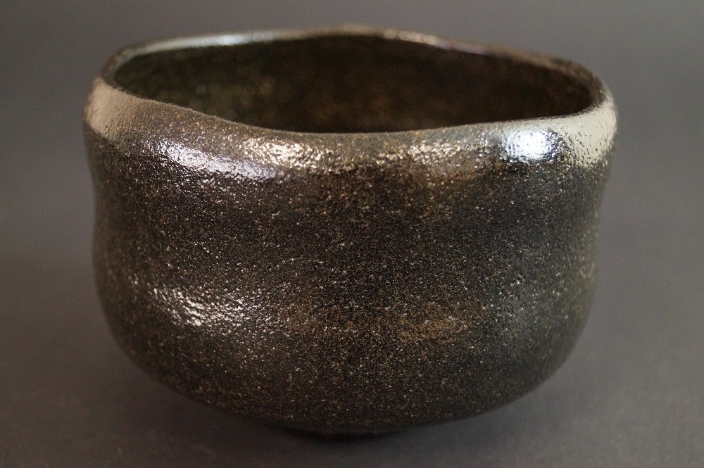 Czarka chawan z ceramiki Raku autorstwa Keizan Ono widok z boku 3