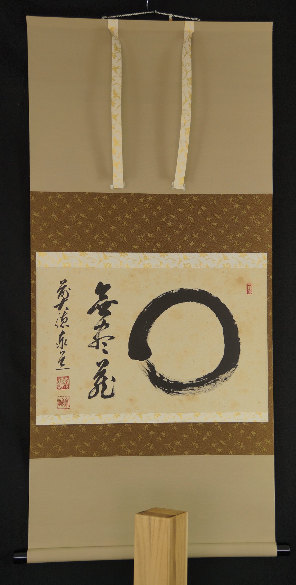 Enso Calligraphie Zen par Adachi Taido Vue d'ensemble du rouleau suspendu