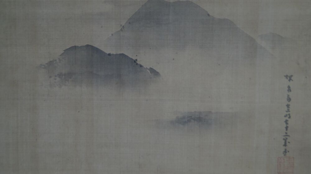 Motivo completo del kakemono Fuji in altezze avvolte dalle nuvole con il Fuji e catene montuose in primo piano, senza montaggio
