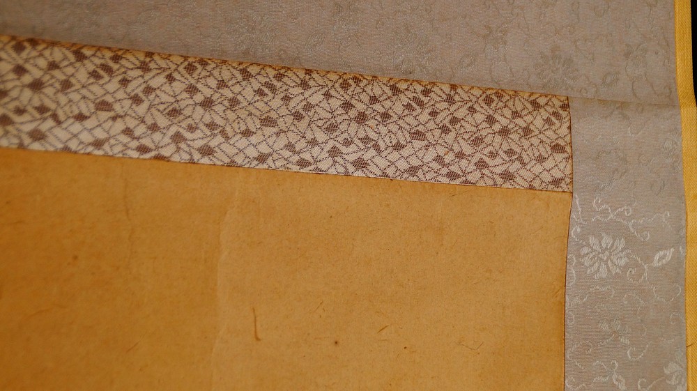Detail der Montierung des Kakemono mit hellem Blueten-Damast