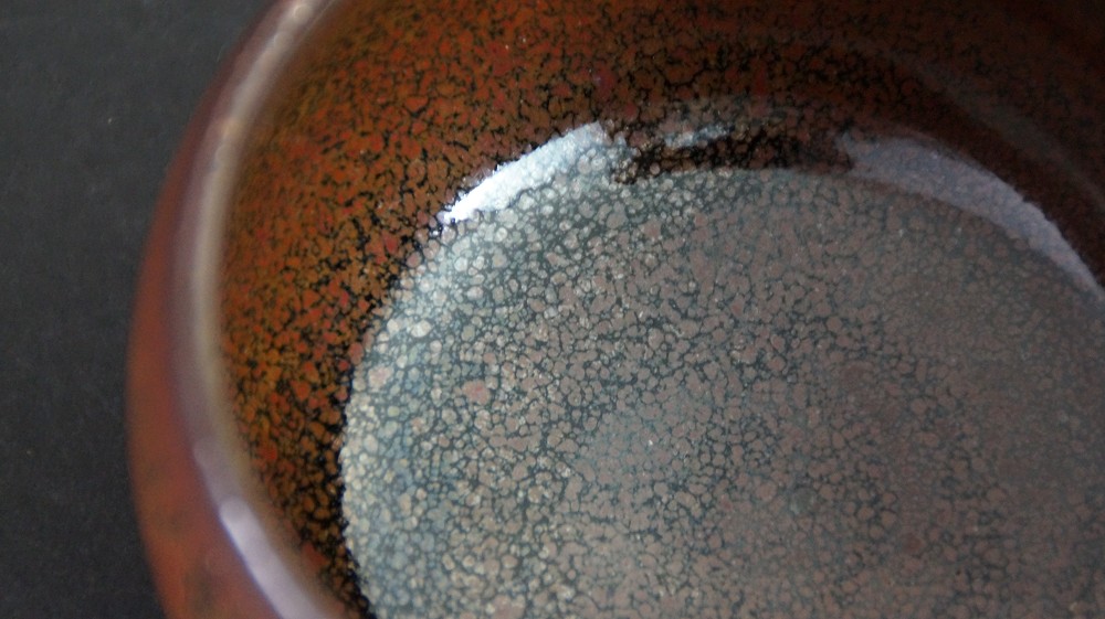 Chawan mit Tenmoku-Glasur in der geoeffneten Aufbewahrungsbox mit beschriftetem Deckel