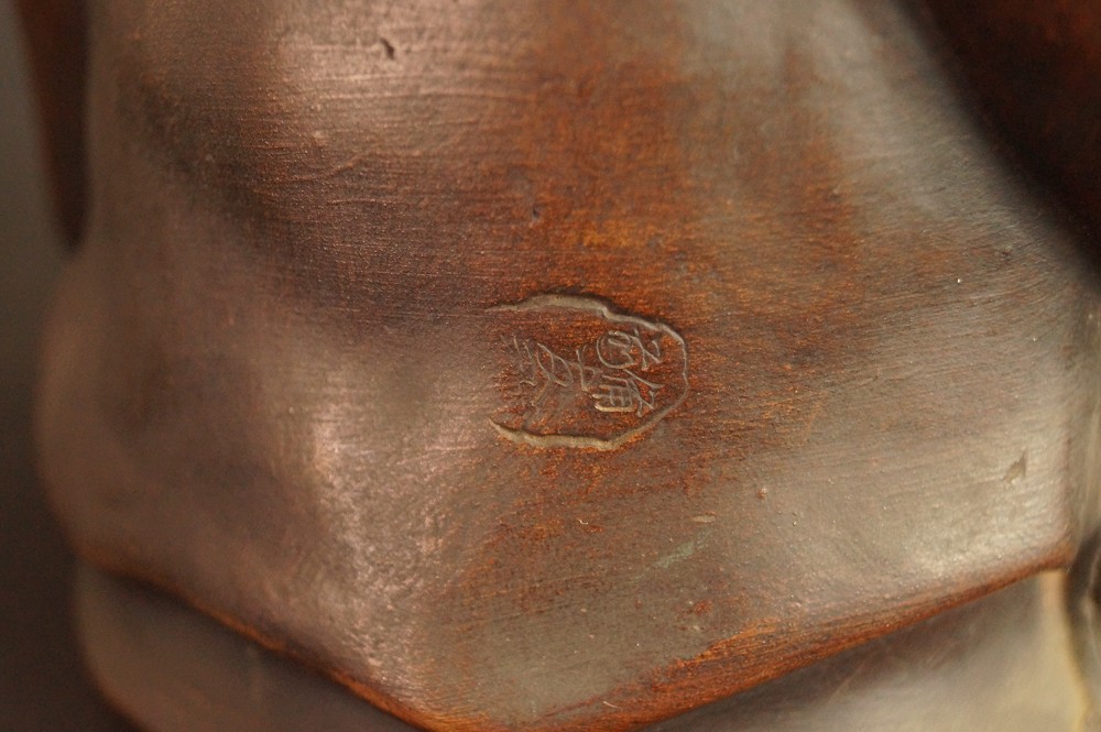 Figure de Hotei en céramique de Bizen gros plan de la marque du potier