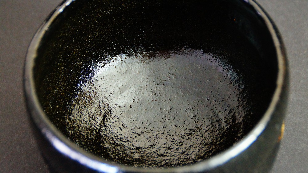 Chawan Teeschale aus Raku-Keramik von Shoraku Sasaki Innenansicht Nahaufnahme