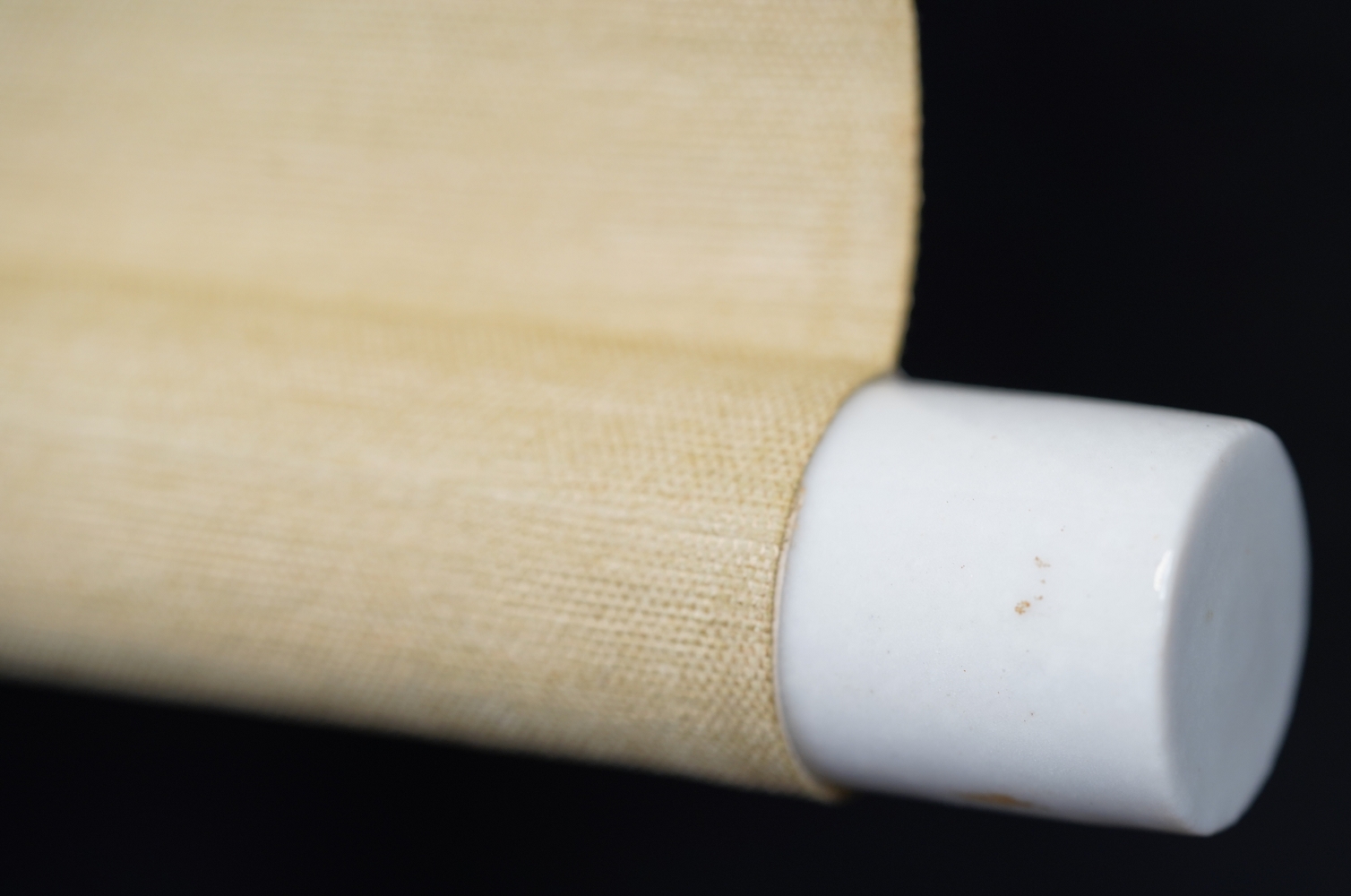 Detailansicht des weissen Keramikknaufs am Rollenende des Kakemono-Sets