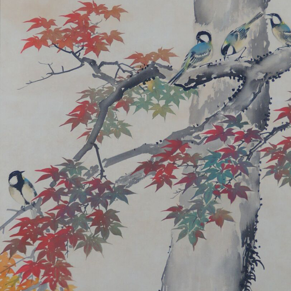 Weitere Nahaufnahme von drei Voegeln auf einem Ast zwischen Ahornblaettern im Kakemono Voegel im herbstlichen Ahorn