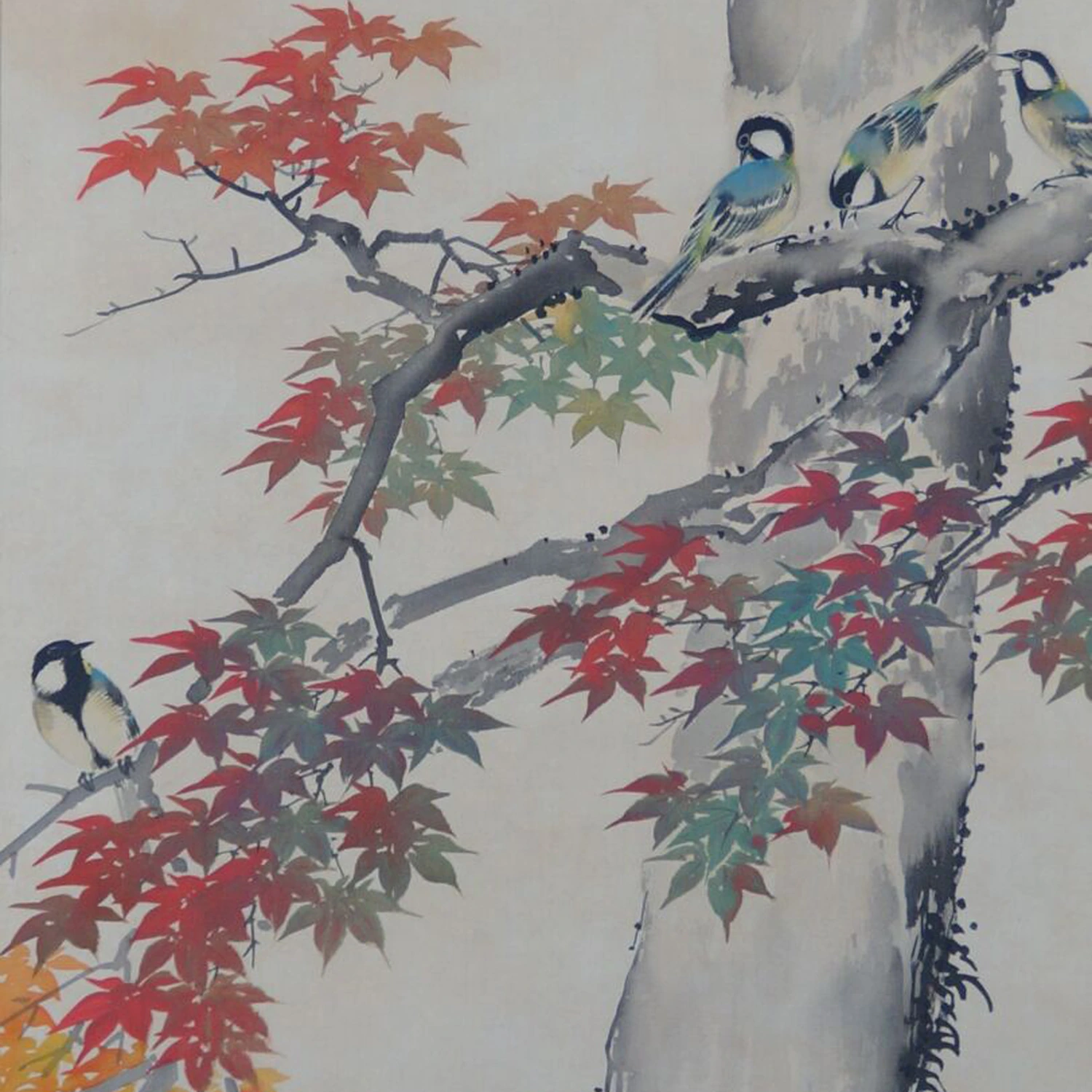 Weitere Nahaufnahme von drei Voegeln auf einem Ast zwischen Ahornblaettern im Kakemono Voegel im herbstlichen Ahorn